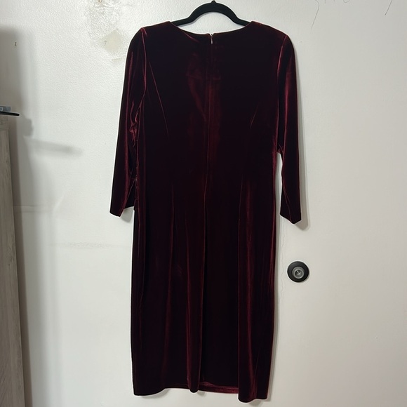 SLNY burgundy velvet side ruched evening dress with shoulder embellishments 14 - Picture 4 of 6
